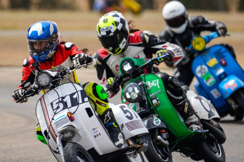 ¡Récord Guinness conseguido!: la distancia más larga jamás cubierta por una moto eléctrica, a manos de un equipo español en 2023 9 24 horas vespa accion 3