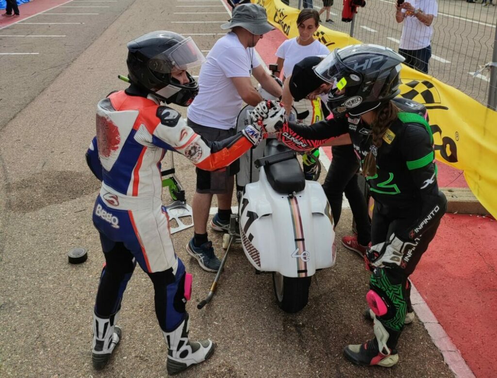 ¡Récord Guinness conseguido!: la distancia más larga jamás cubierta por una moto eléctrica, a manos de un equipo español en 2023 12 24h Vespa carrera 2023 bego sara