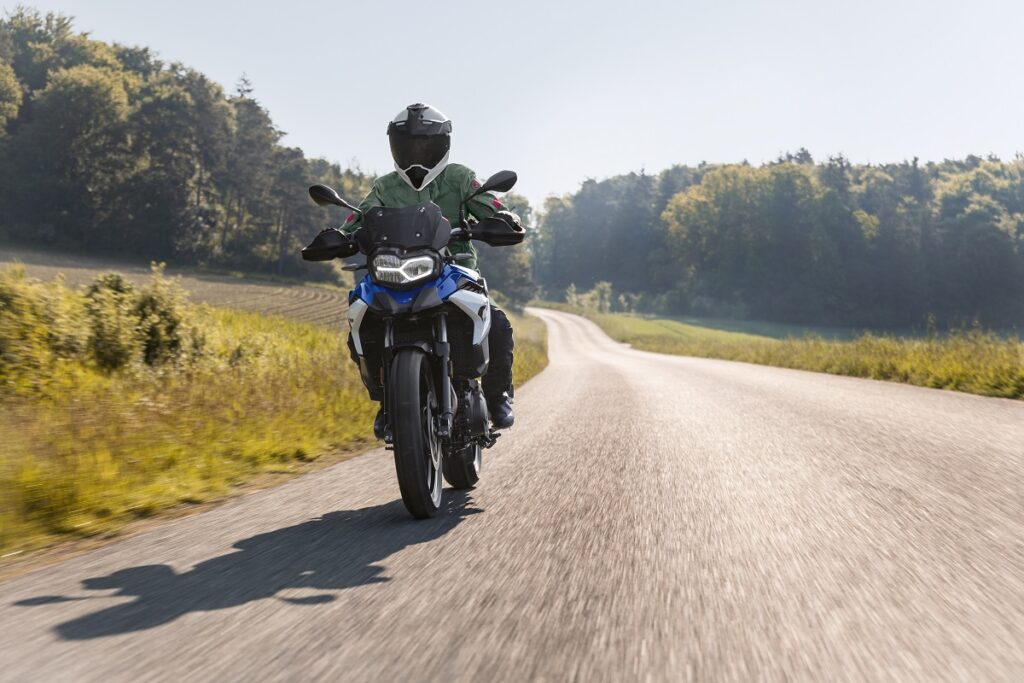 La nueva BMW F 800 GS, el acceso a la familia de moto trail GS bicilíndrica con carnet A2, ya ha dado a conocer su precio 11 BMW F 800 GS 2024