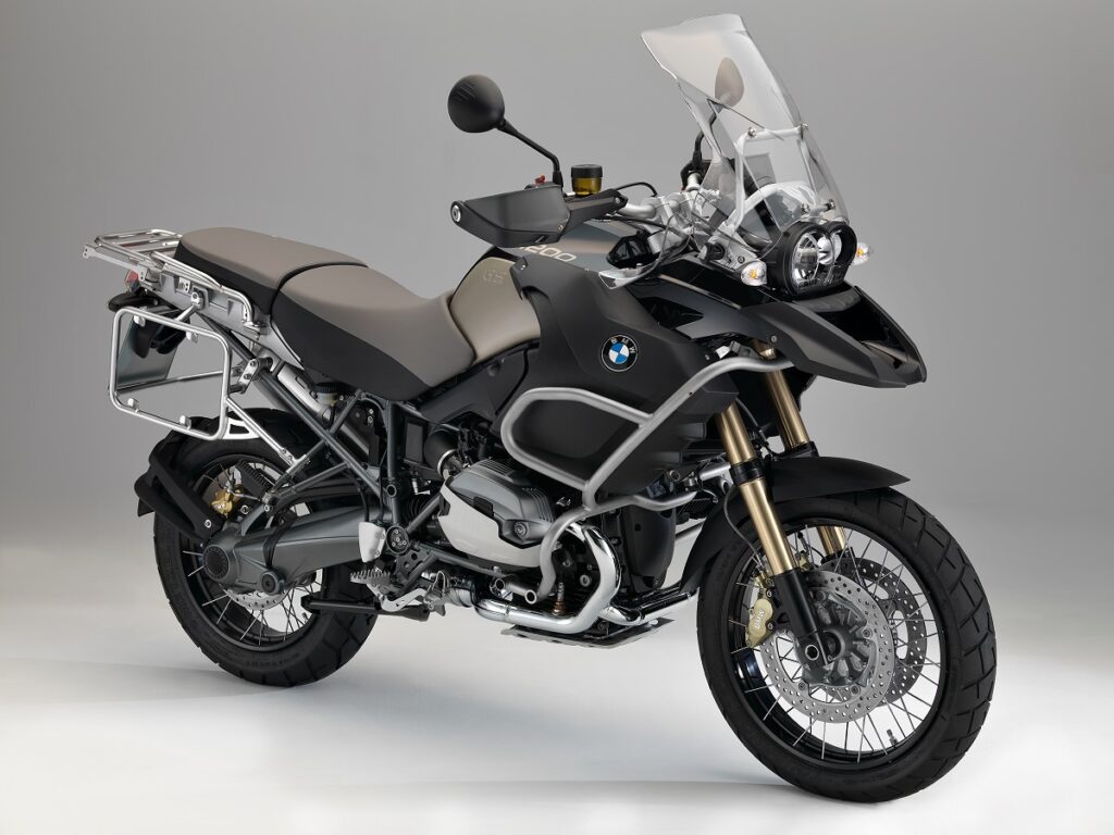 BMW R 1200 GS adventure estudio tres cuartos derecho