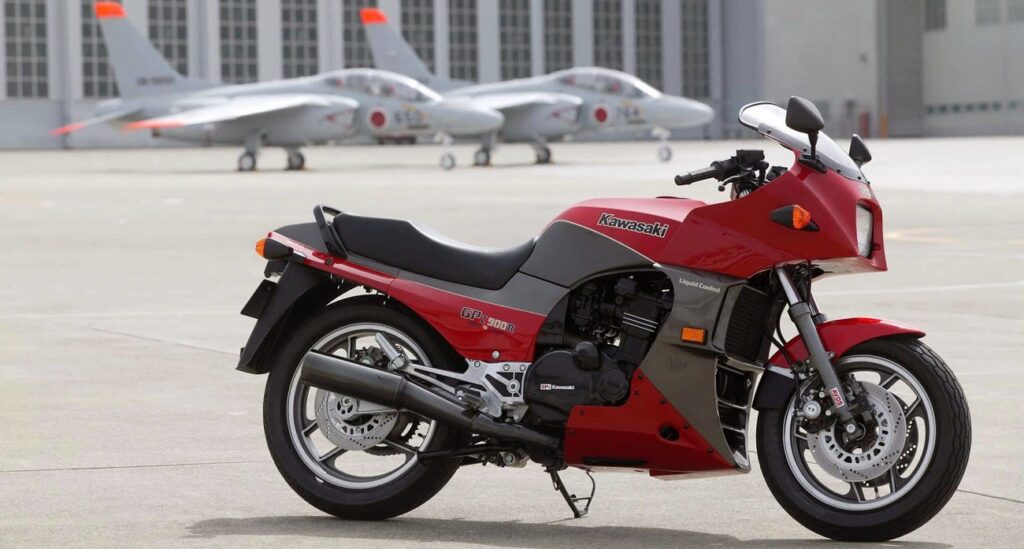 Kawasaki cumple 70 años: esta ha sido su evolución como marca mundial y el desarrollo en España (II) 9 Kawasaki GPZ 900 Ninja 1984