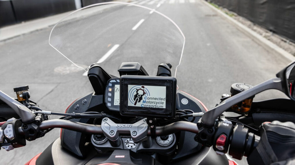 Ducati refuerza su compromiso con la seguridad a través de nuevos sistemas de movilidad conectada 11 Lamborghini-Ducati---Vehicle-to-Vehicle-Technology-_4_-_Large__UC549005_High