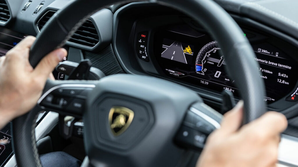 Ducati refuerza su compromiso con la seguridad a través de nuevos sistemas de movilidad conectada 12 Lamborghini Ducati Vehicle to Vehicle Technology 5 Large UC549006 High
