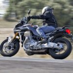 MOTO GUZZI V100 Mandello 2022 accion 6