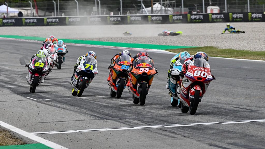 MotoGP Cataluña 2023: Aprilia resurge tras un accidentado inicio de carrera 15 Moto3