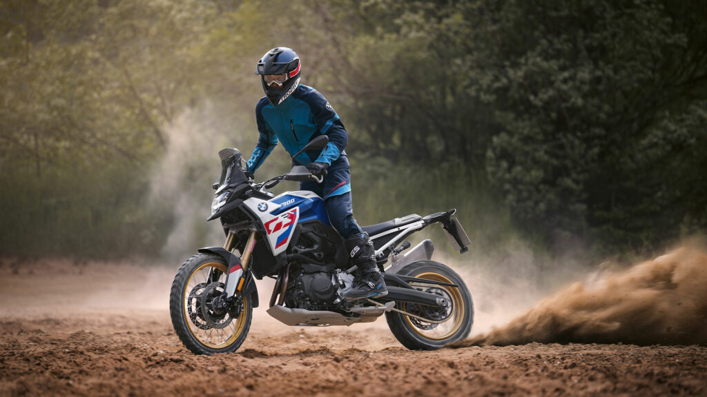 Nuevas BMW F 900 GS y F 900 GS Adventure: las trail premium de gama media se renuevan profundamente 12 P90520388 highRes the new bmw f 900 gs