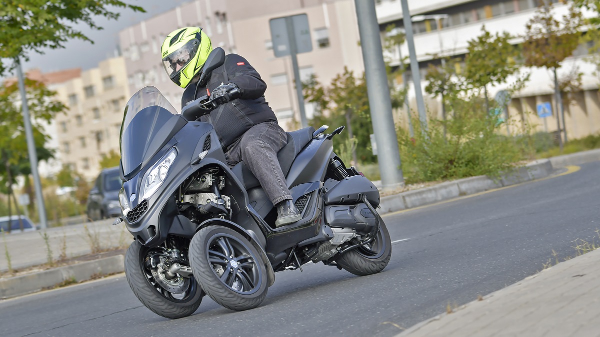 Fotos prueba Piaggio MP3 300 HPE 1 Prueba Piaggio MP3 300 HPE: Los tres pies del gato