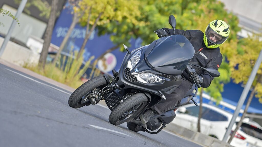 Gasta poco, es la moto de 3 ruedas más barata y muchos usuarios del carnet B la prefieren a un scooter 14 Piaggio MP3 300 HPE 2023