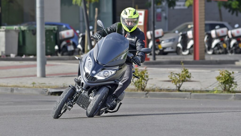 Prueba Piaggio MP3 300 HPE: Los tres pies del gato 21 Piaggio MP3 300 HPE 2023