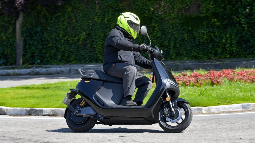 Scooter eléctrico: uso y aprovechamiento máximo de las capacidades del Segway E300SE como vehículo de movilidad urbana 13 Segway E300SE 2023 accion lateral derecho
