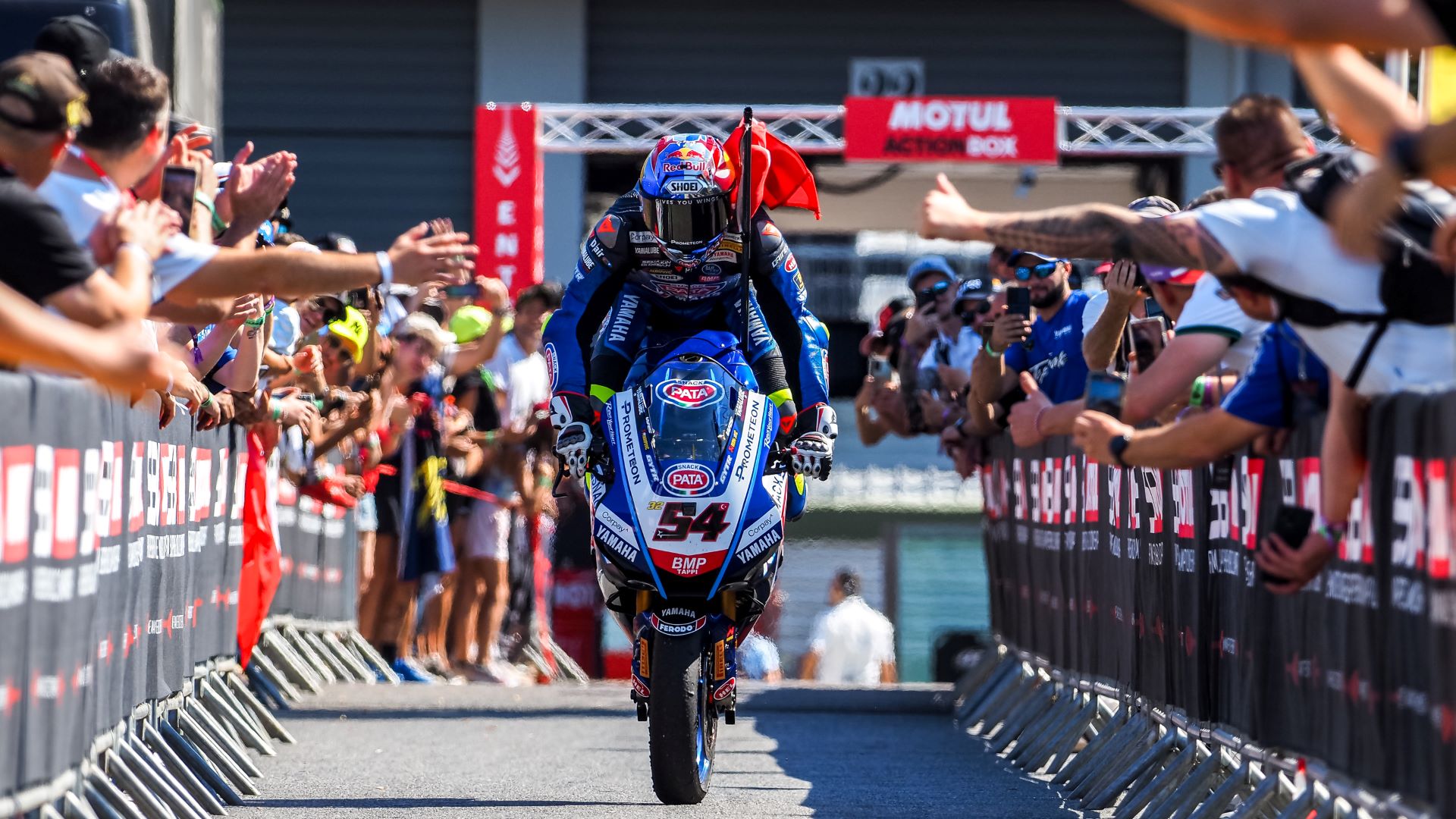 WSBK Magny-Cours: Razgatliolgu acorta distancias 9 Toprak francia