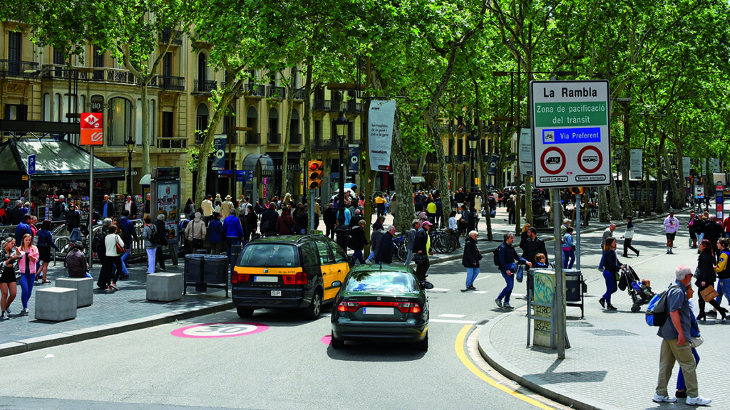 La Generalitat de Catalunya se aferra a una quimera y pone en jaque más de un millón de motos en 2030 2 acceso-zbe-barcelona-1024x576