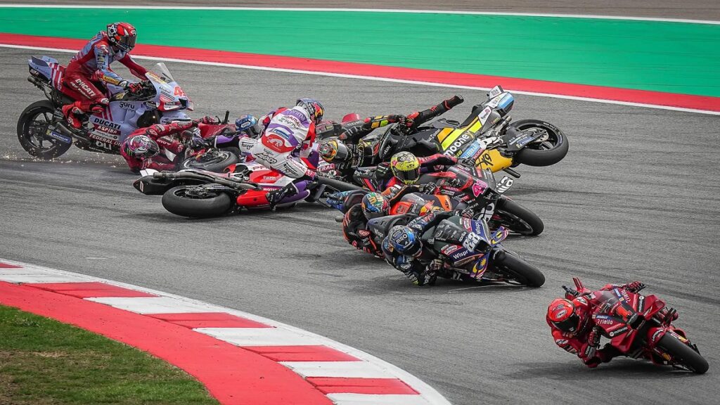 MotoGP Cataluña 2023: Aprilia resurge tras un accidentado inicio de carrera 9 caida-motogp