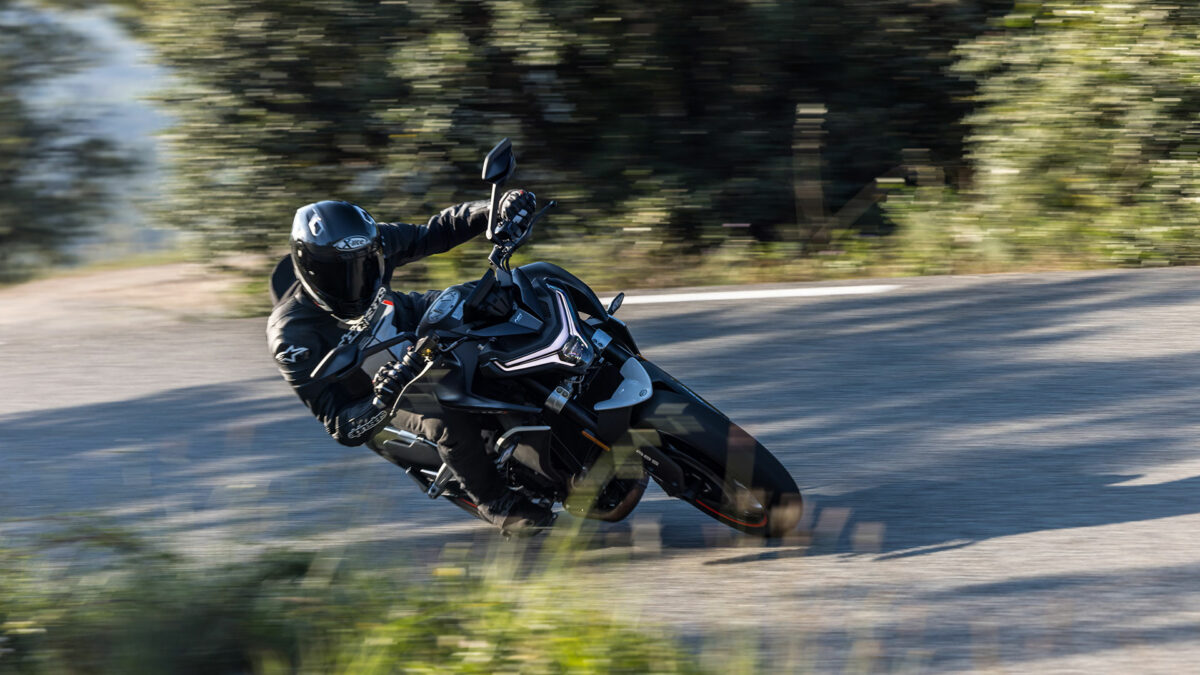Fotos de la CFMOTO 800NK Advanced 1 CFMOTO 800NK Advanced: su mejor naked deportiva recibe equipamiento adicional