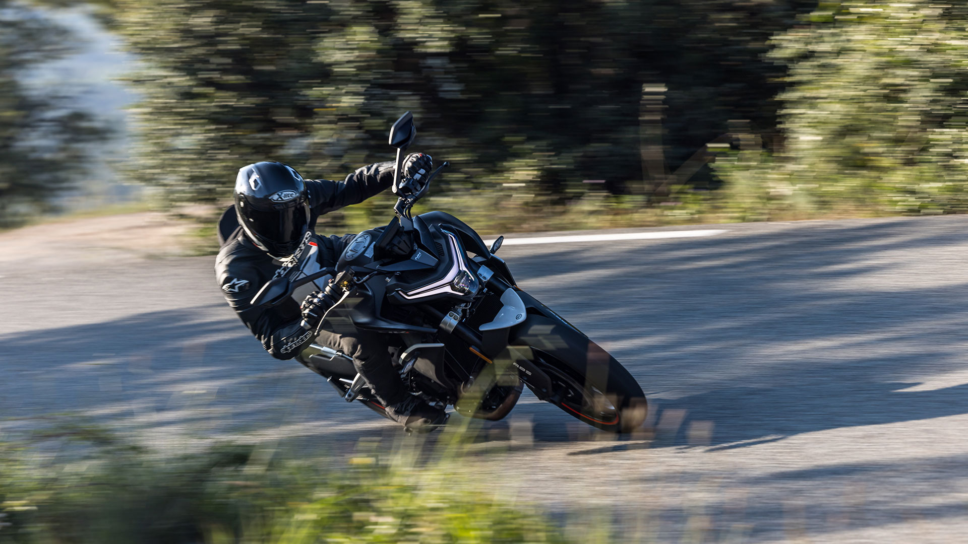 CFMOTO 800NK Advanced: su mejor naked deportiva recibe equipamiento adicional