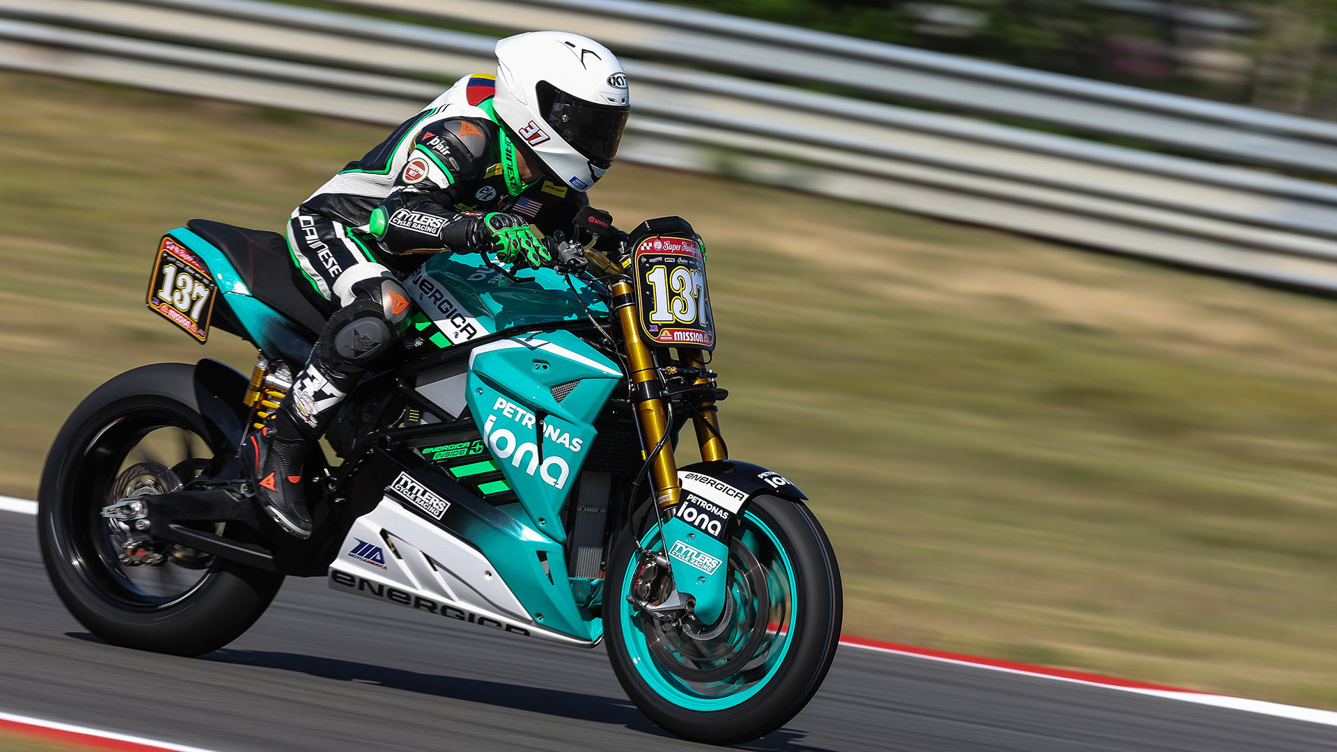 ENERGICA hace historia en COTA: hace podio por primera vez en una competición de motos con motor térmico