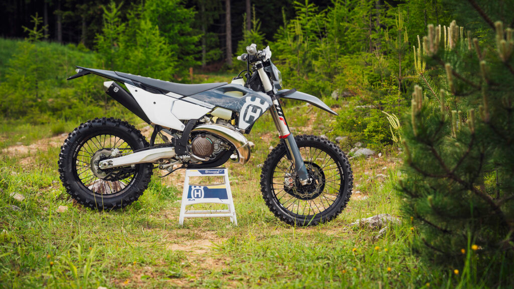 Gama Husqvarna Enduro Pro 2024: desarrollada por y para la competición 11 husqvarna-enduro-2024-12