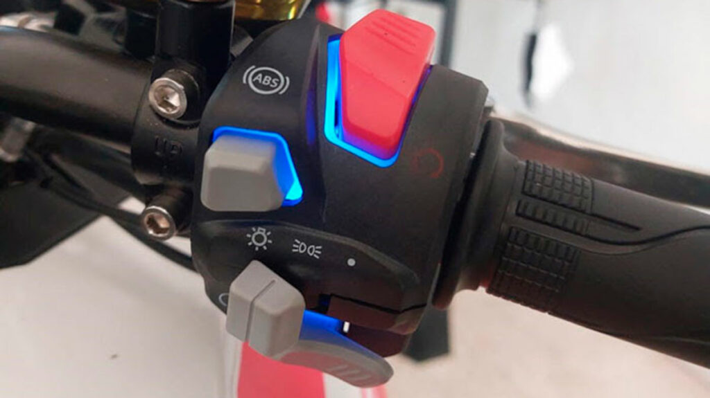 La moto trail de MITT de media cilindrada para el A2 aumenta su equipamiento y... ¡baja de precio! 11 mitt-530-tt-adventure-2024