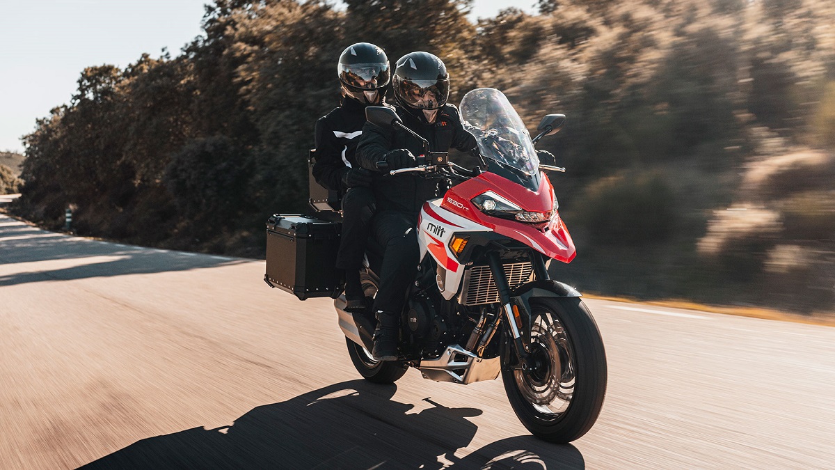 La moto trail de MITT de media cilindrada para el A2 aumenta su equipamiento y… ¡baja de precio!