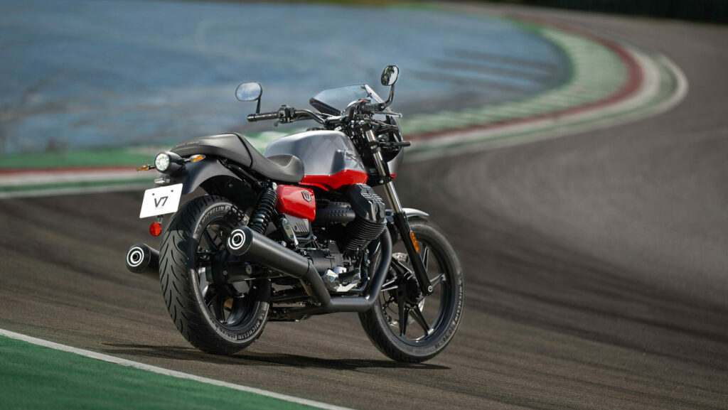 Moto Guzzi V7 Stone Corsa: se estrena una nueva versión deportiva con un claro guiño a su competición de resistencia 10 moto guzzi v7 stone corsa 2
