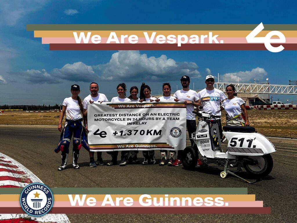 ¡Récord Guinness conseguido!: la distancia más larga jamás cubierta por una moto eléctrica, a manos de un equipo español en 2023 1 record guinness we are vespark 2023