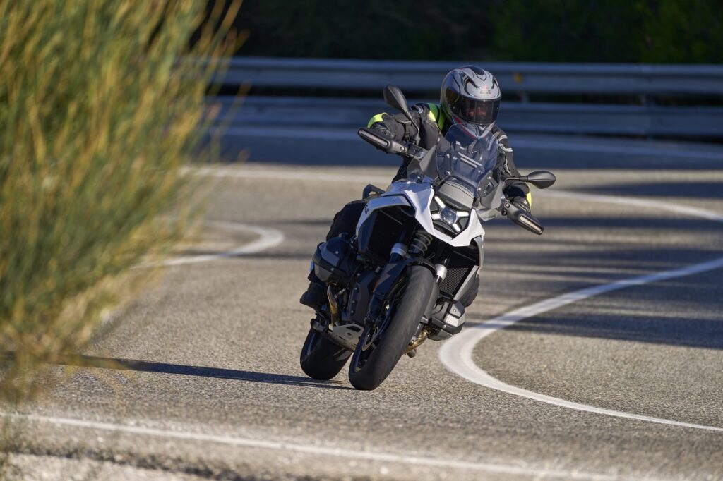 Así es y así va la mejor BMW R-GS jamás construida 27 BMW R 1300 GS 2024 accion 19 1