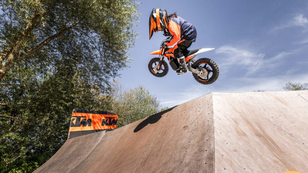 La KTM SX-E 2 es el nuevo modelo de entrada al motocross juvenil 12 KTM SX E2 3