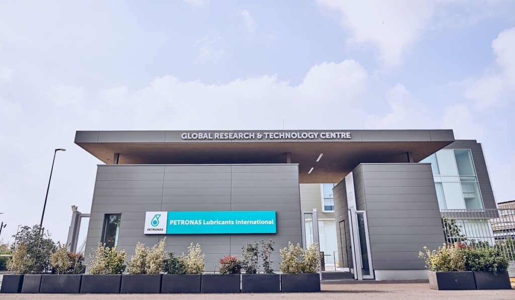 Petronas actualiza su estructura para dar cobertura al universo del vehículo eléctrico a partir de 2023 12 Petronas 2023
