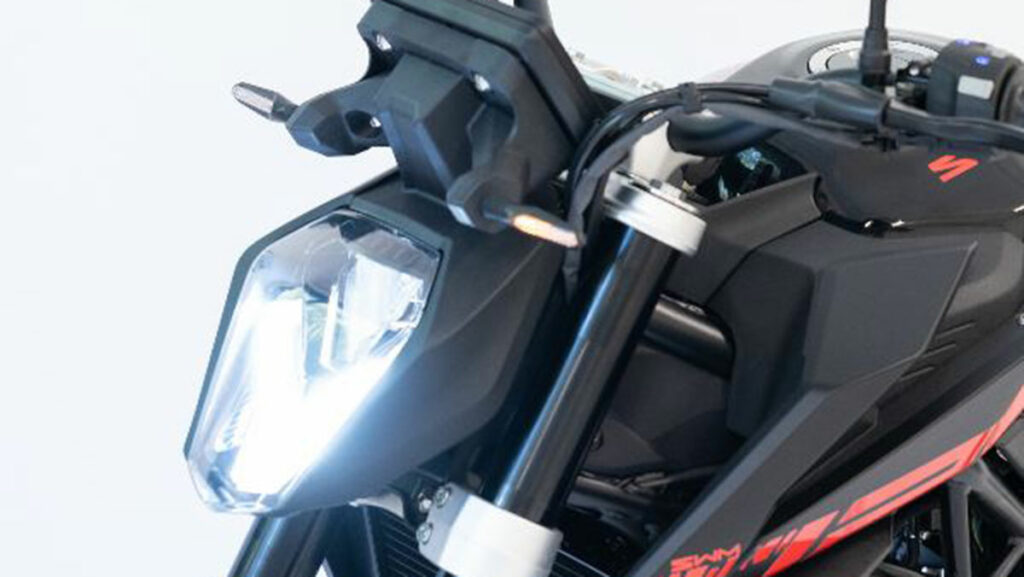 Unas 300.000 motos circulan en España con algún tipo de riesgo 11 SWM Hoku125 iluminacion