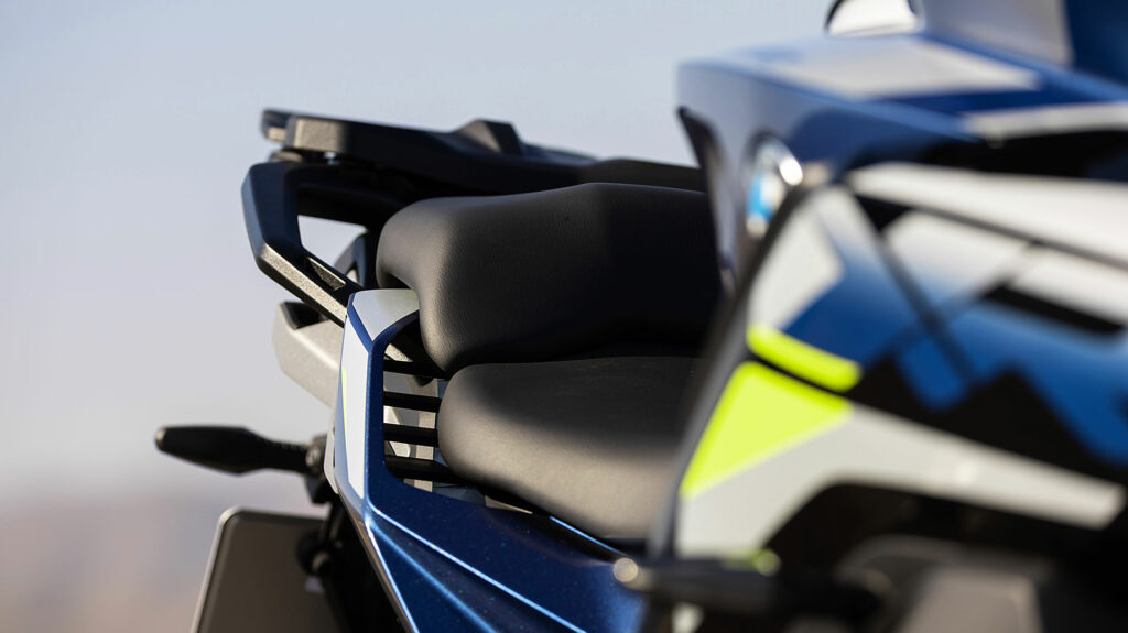 La nueva BMW S 1000 XR mejora su ergonomía, el diseño y anuncia unos impresionantes 170 CV para ser la viajera definitiva 11 bmw-s-1000-xr-2024-26