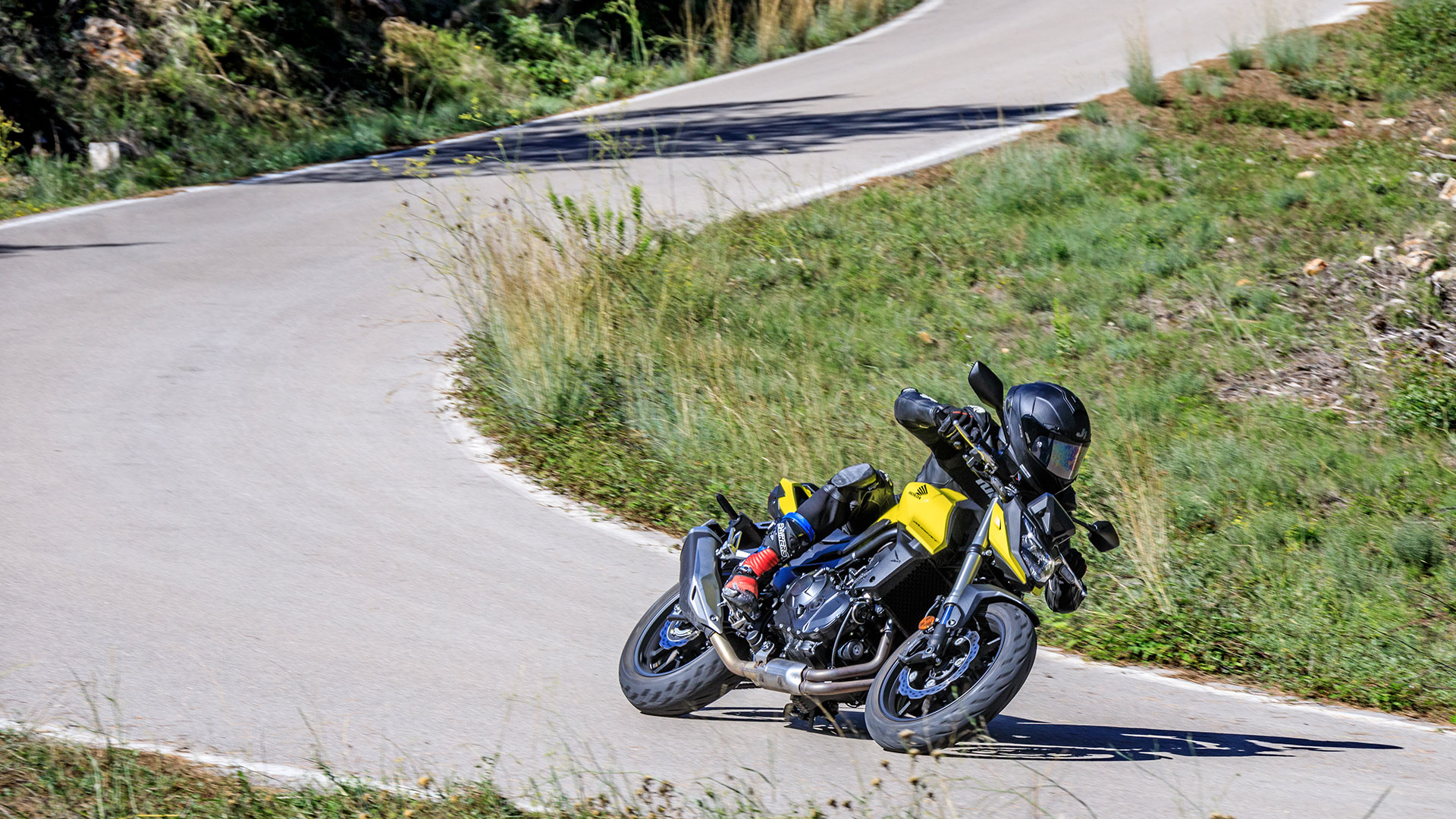 La moto naked Honda CB750 Hornet mantiene su magnífico precio, pero ahora incluye las ventajas de Honda Plus Go!