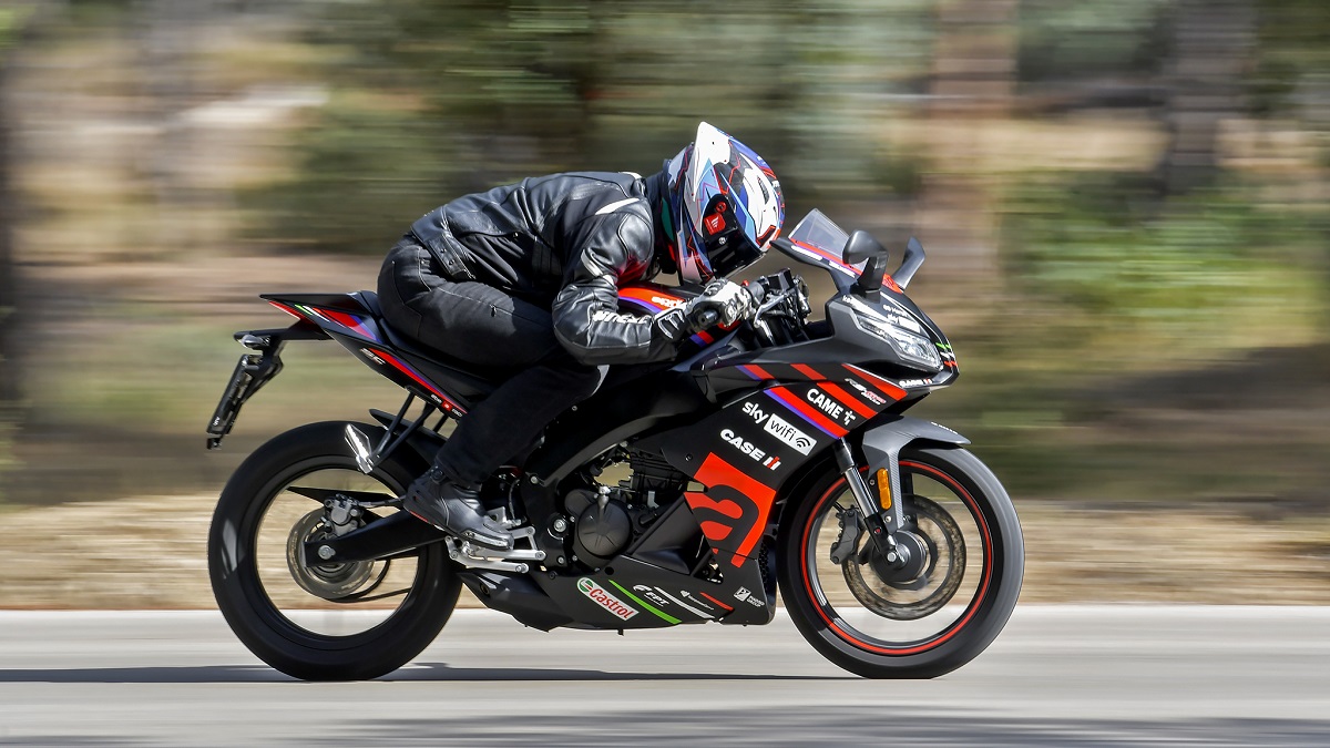 En todas las Aprilia 125 con cambio, te llevas un descuento de 500 € 8 Aprilia RS 125 GP Réplica 2023