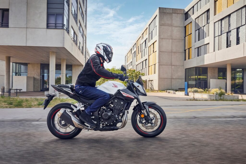 La Honda CB500 Hornet recoge el testigo de la Honda CB500R para aumentar la familia del "abejorro" nipón 15 HONDA CB500 Hornet 2024 38