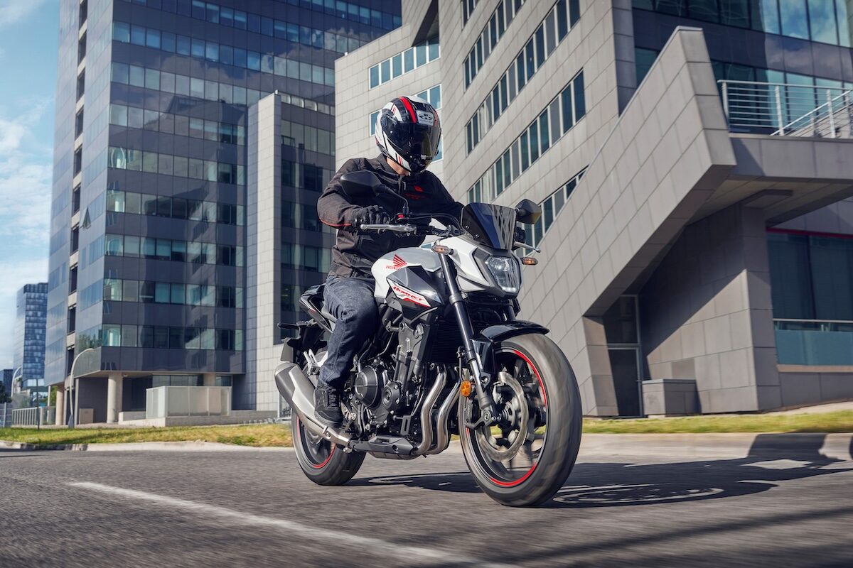 La Honda CB500 Hornet recoge el testigo de la Honda CB500R para aumentar la familia del «abejorro» nipón