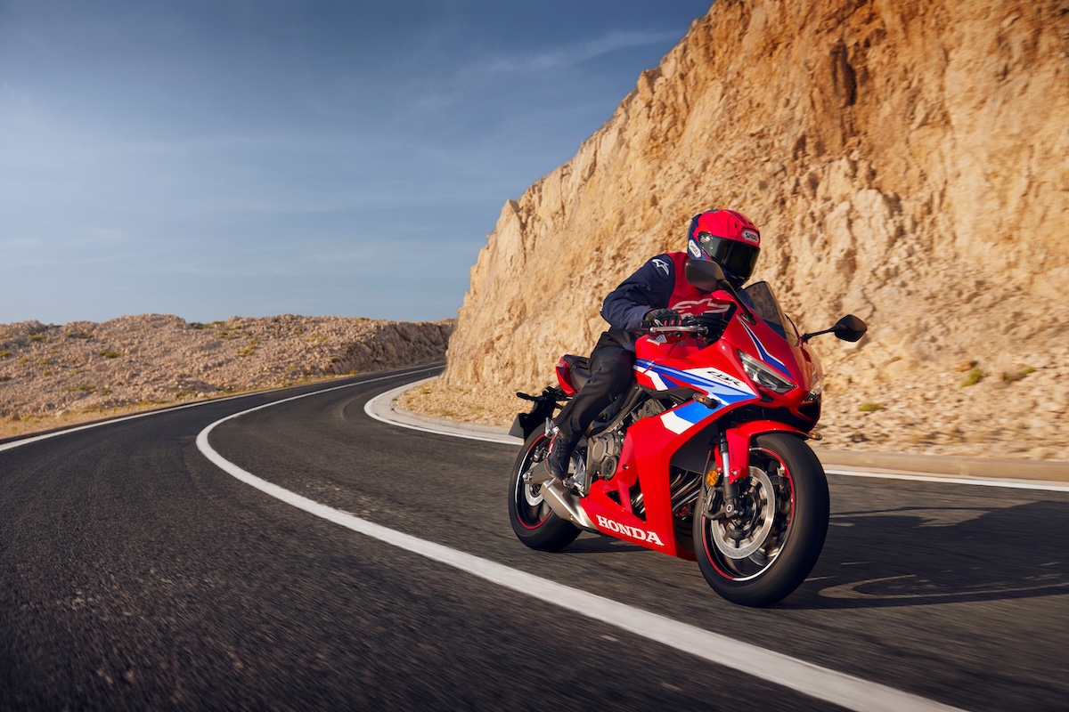 La Honda CBR650R se actualiza con las mismas propuestas estéticas y tecnológicas que su hermana Honda CB650R