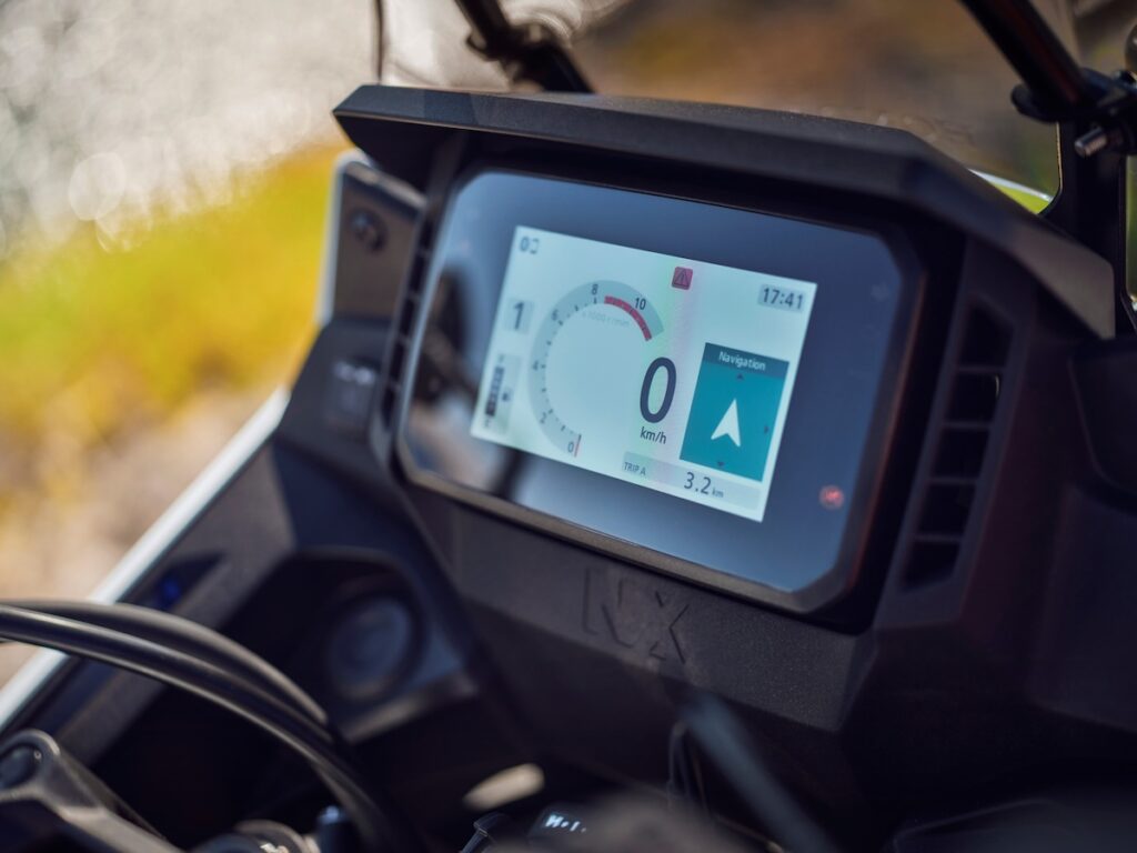 La NX500 es la nueva moto trail de Honda pero ¿en qué lugar deja a la CB500X? 12 24YM NX500