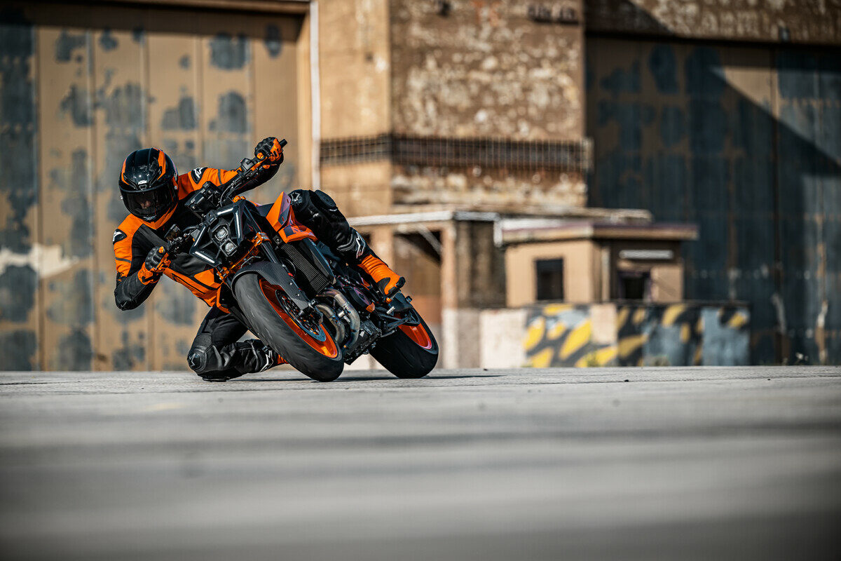 Vuelve la KTM 990 Duke con una interpretación del concepto naked más contemporánea cuando se cumplen los 30 años de la saga Duke