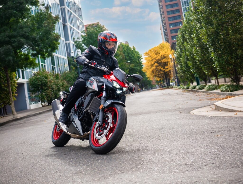 Kawasaki desvela el precio de sus motos para el carnet A2 más esperadas de 2024 12 Kawasaki Z 500 2024