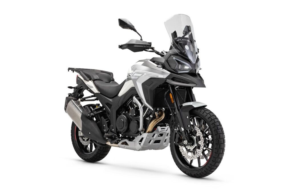 Este es el precio y las motos trail rivales de la Voge 900DSX 15 MBP T1002V
