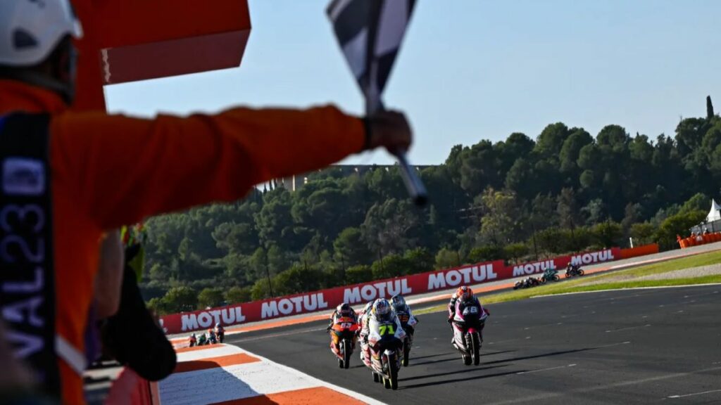 Pecco Bagnaia se proclama campeón del mundo de MotoGP 2023 13 Moto3 Valencia