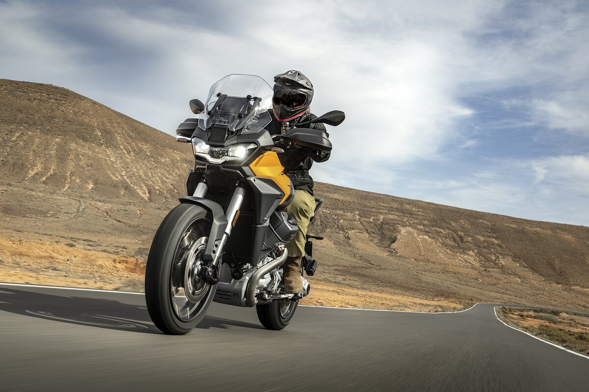 Reserva ya tu Moto Guzzi Stelvio y llévate 1.500 € de sobretasación o 750 € en accesorios 1 Moto Guzzi Stelvio 2024, amarillo, gris