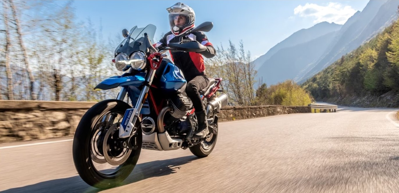 Moto Guzzi V85 TT Evocative Graphics accion 2023