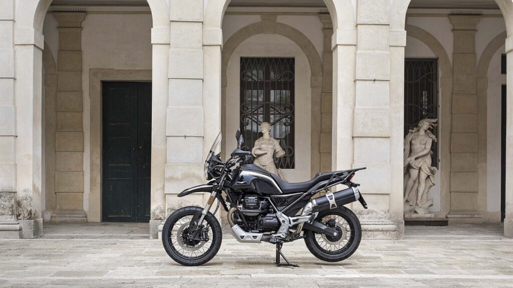 Ahorra 1.000 euros en la compra de la Moto Guzzi V85 TT y llévatela con el seguro gratis 12 Moto Guzzi V85 TT Guardia dOnore 2023