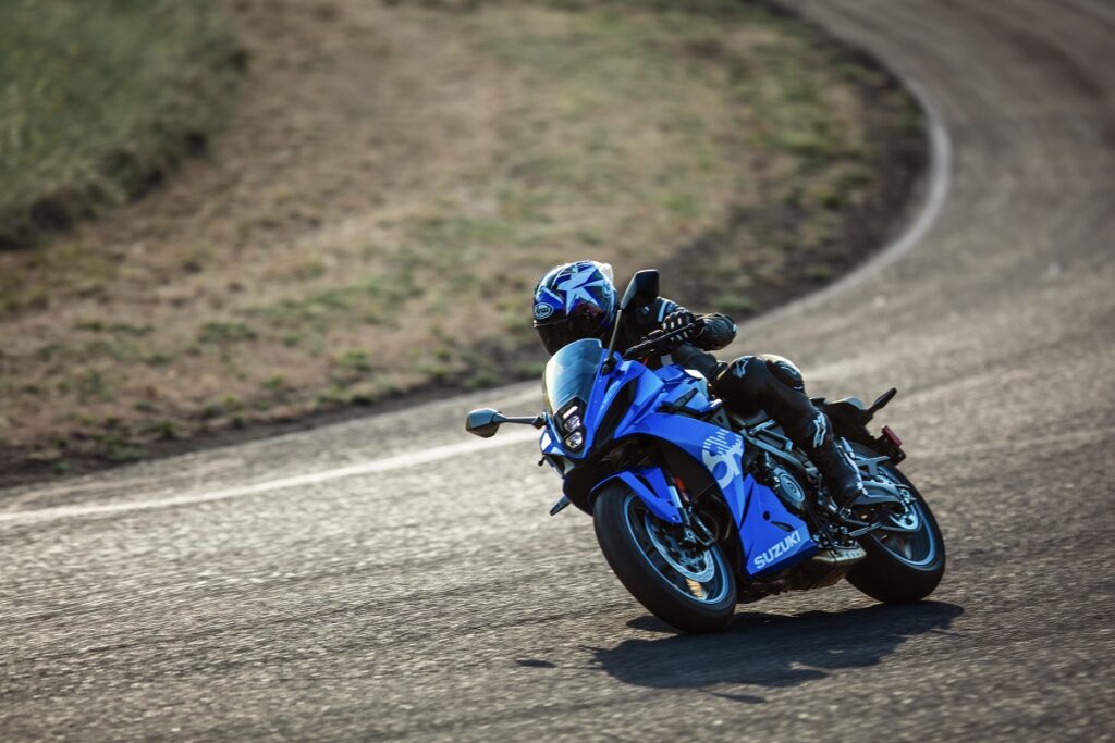 La Suzuki GSX-8R aprovecha la base de la GSX-8S para dar vida a una sport-turismo de altos vuelos 2 SUZUKI GSX 800R 2024 2