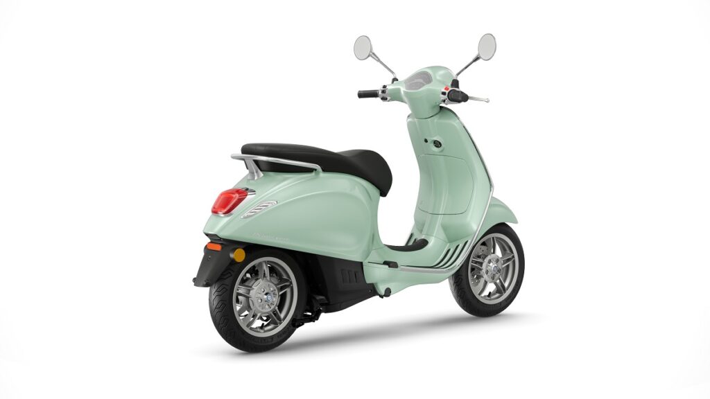 Vespa Primavera Elettrica Verde Amabile 2024 3