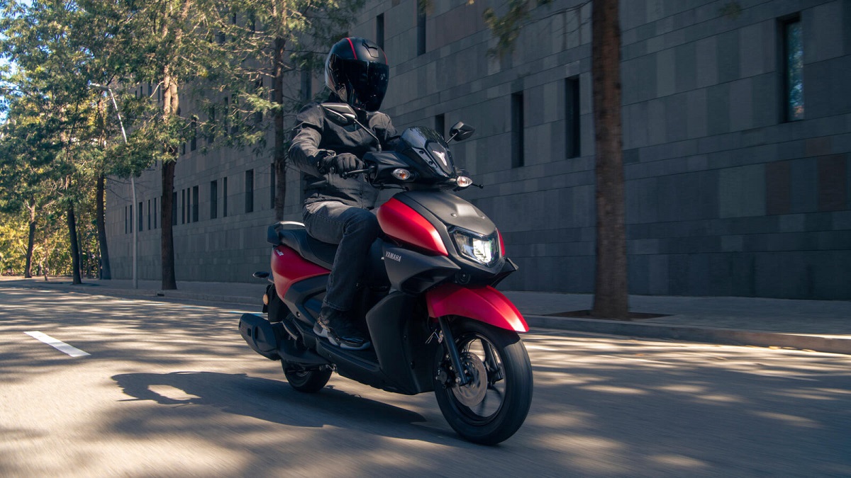 Yamaha amplía su gama de scooters urbanos en el EICMA 2024 con el «casi híbrido» RayZR