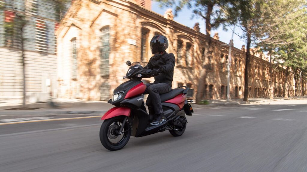 La oferta de este scooter Yamaha abre las puertas de la ciudad para agilizar tu movilidad diaria desde solo 39 € al mes 13 Yamaha RayZR