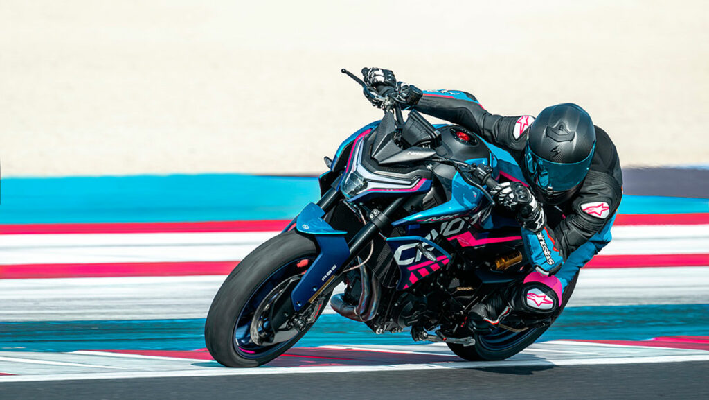 CFMOTO completa sus novedades en EICMA con un nuevo motor tricilíndrico, una moto de carreras y mucho más 11 cfmoto-800nk-gp