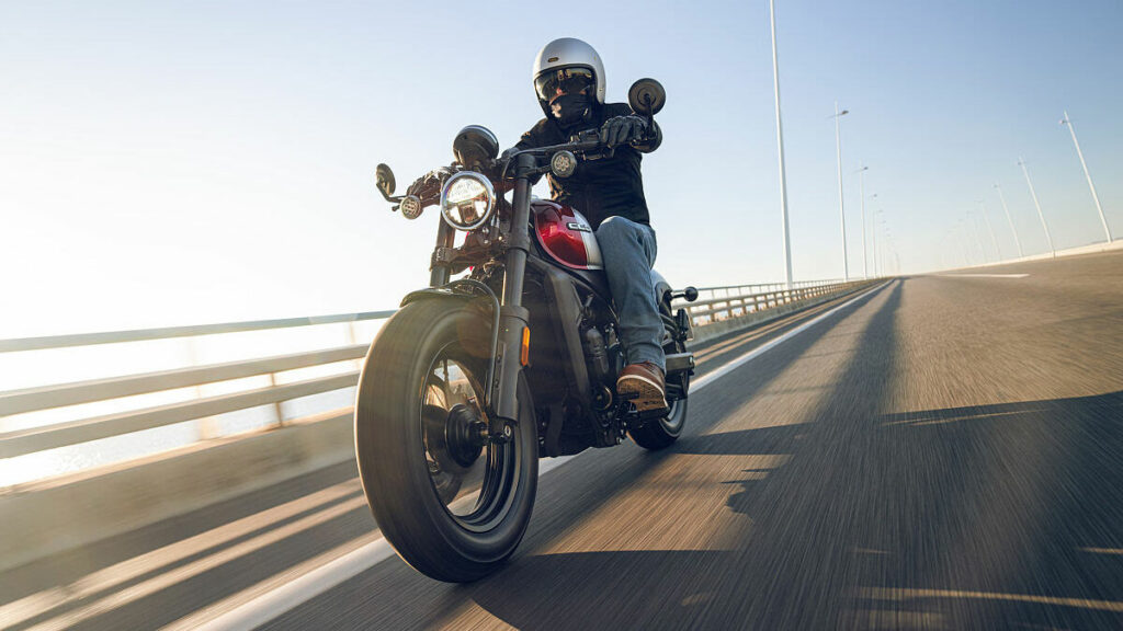 CFMOTO completa sus novedades en EICMA con un nuevo motor tricilíndrico, una moto de carreras y mucho más 12 cfmoto cl c low ride