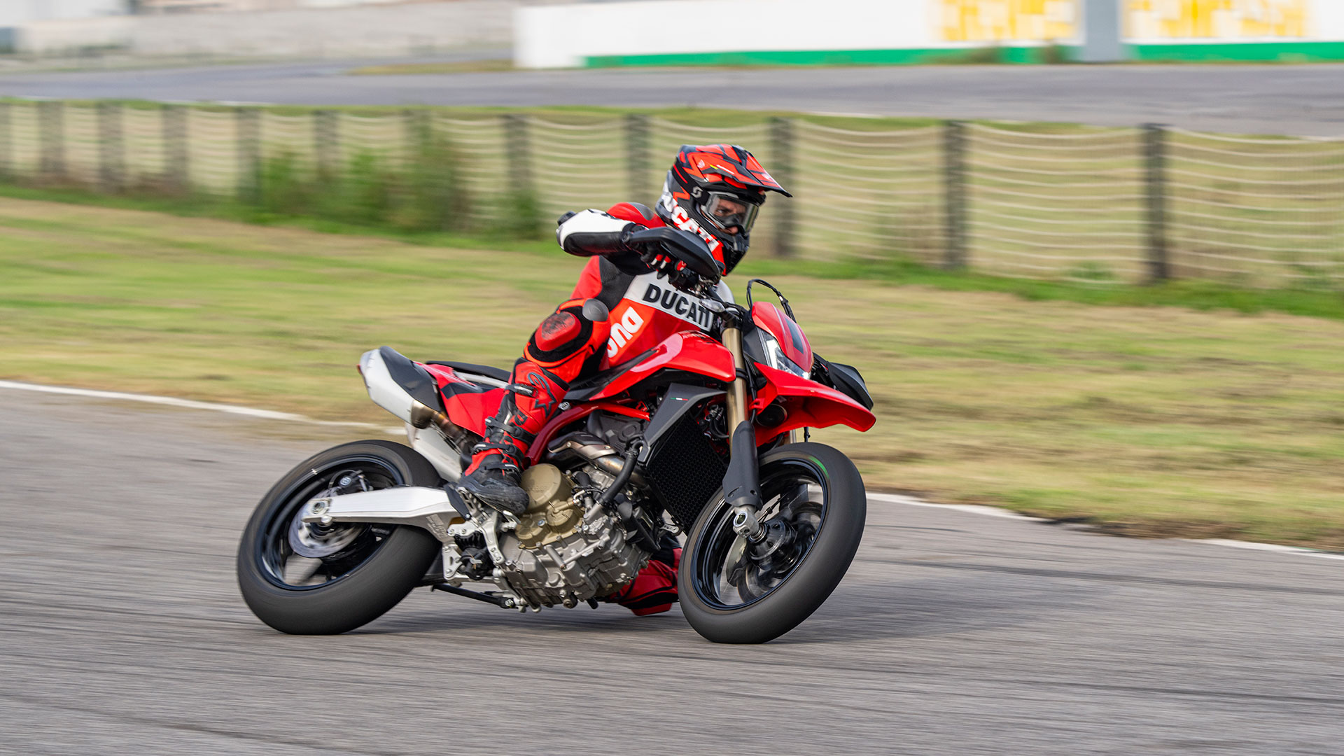La nueva Ducati Hypermotard 698 Mono quiere reventar el mercado a base de potencia y tecnología derivada de las Panigale